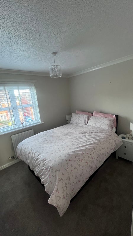 Room Rose Garth Close in Chesterfield