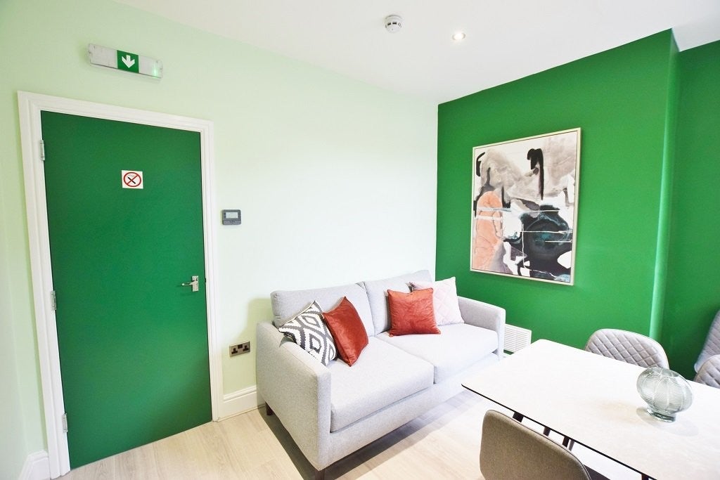 Room Leman Street in Derby
