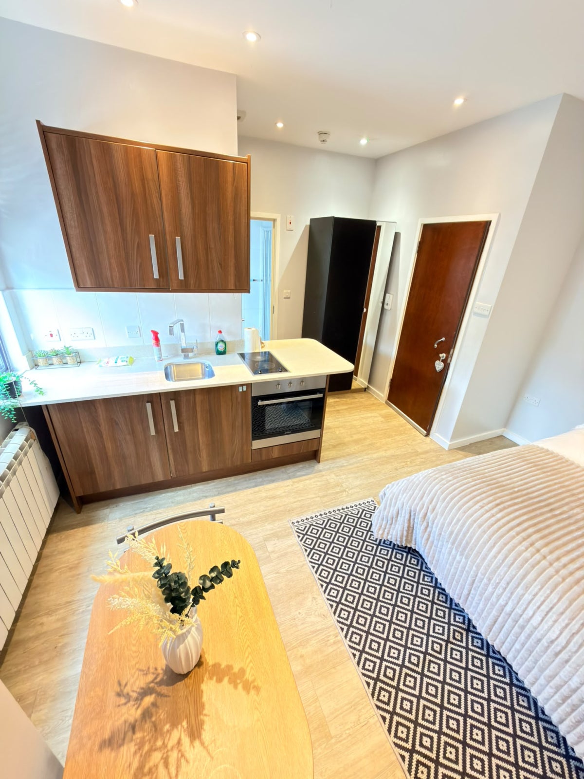 Flat Ferndale Road in Greater London