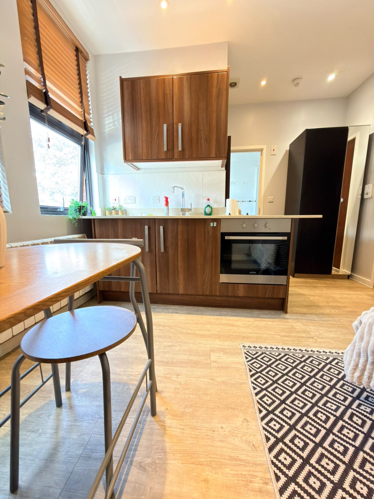 Flat Ferndale Road in Greater London