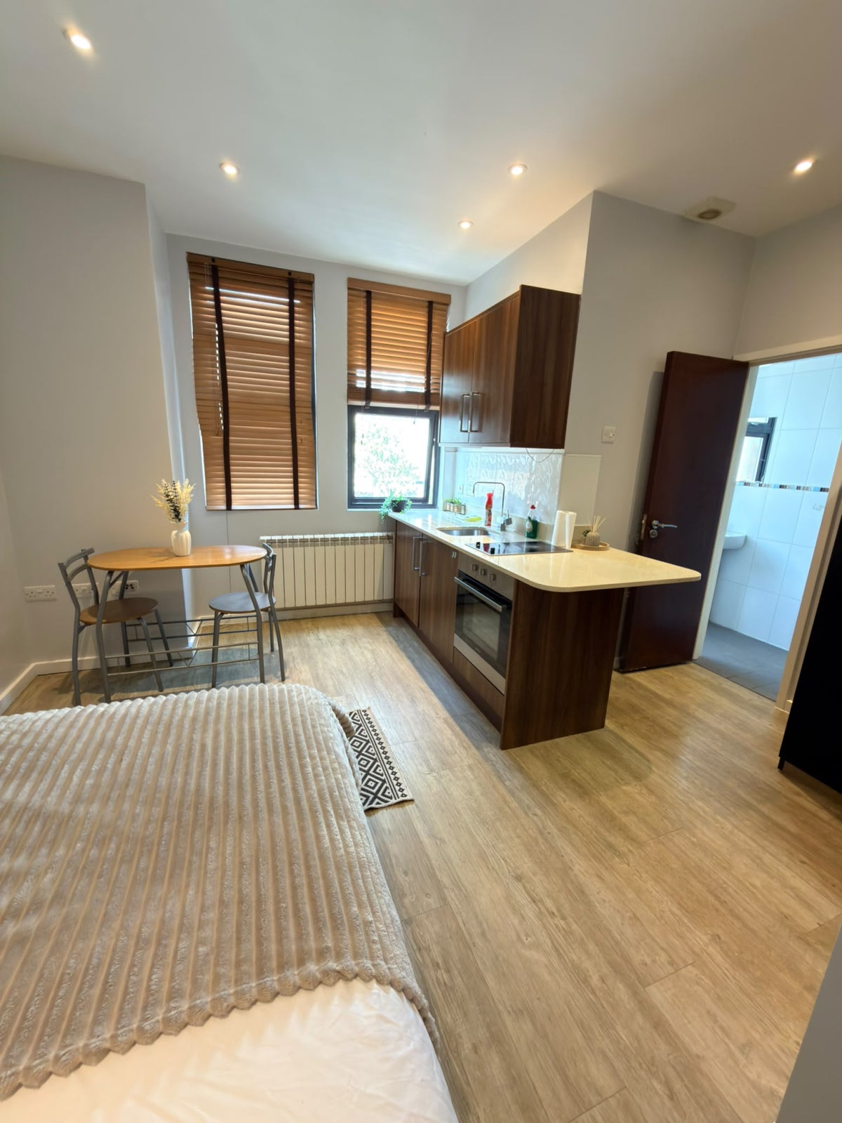 Flat Ferndale Road in Greater London