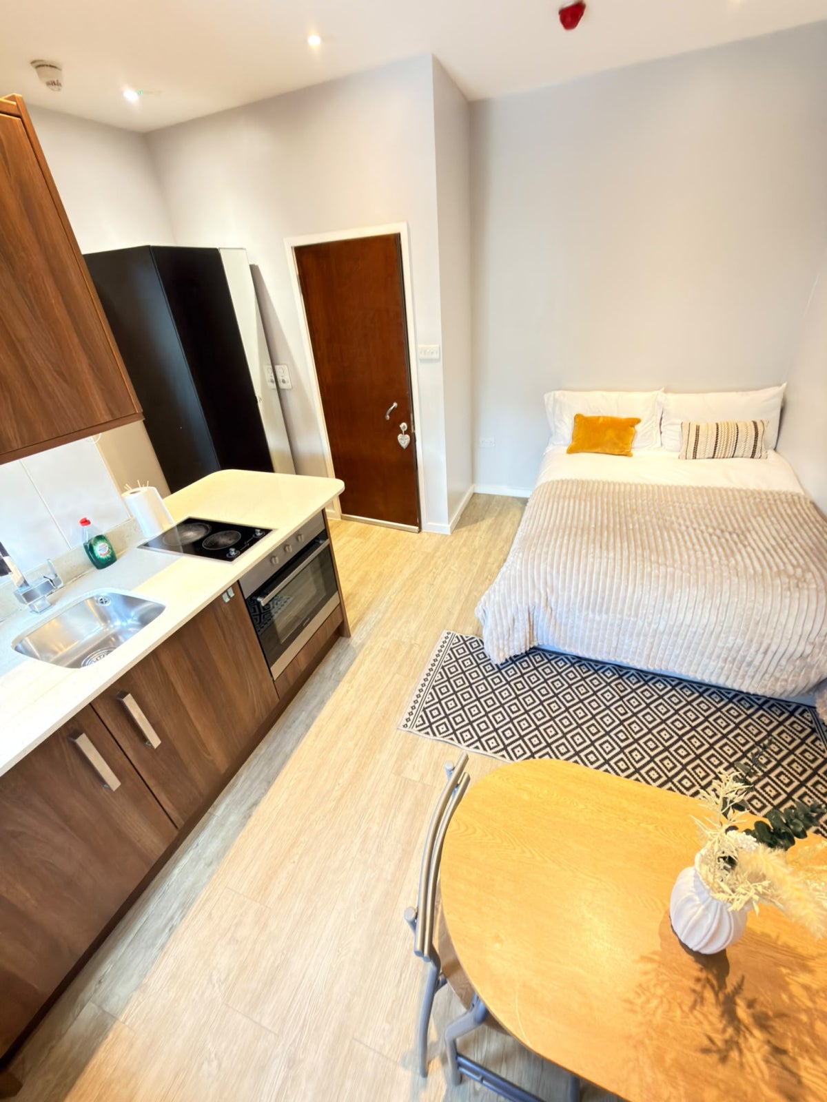 Flat Ferndale Road in Greater London