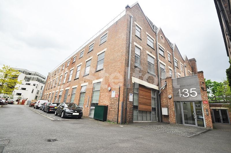 Flat Holloway Road in Greater London