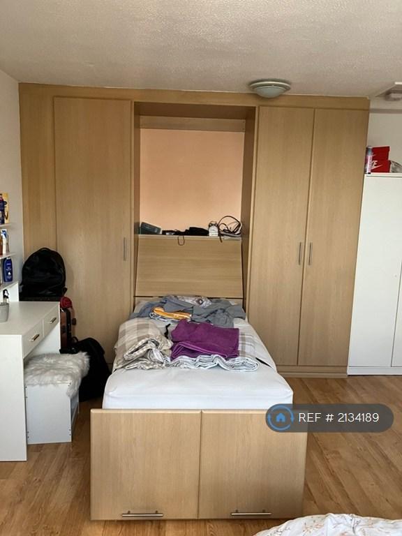 Flat Falcon Close in Dartford