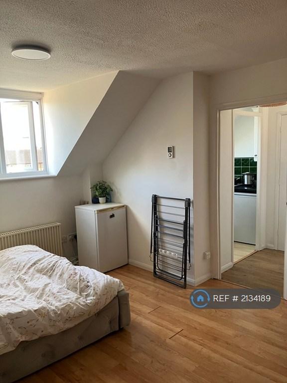Flat Falcon Close in Dartford