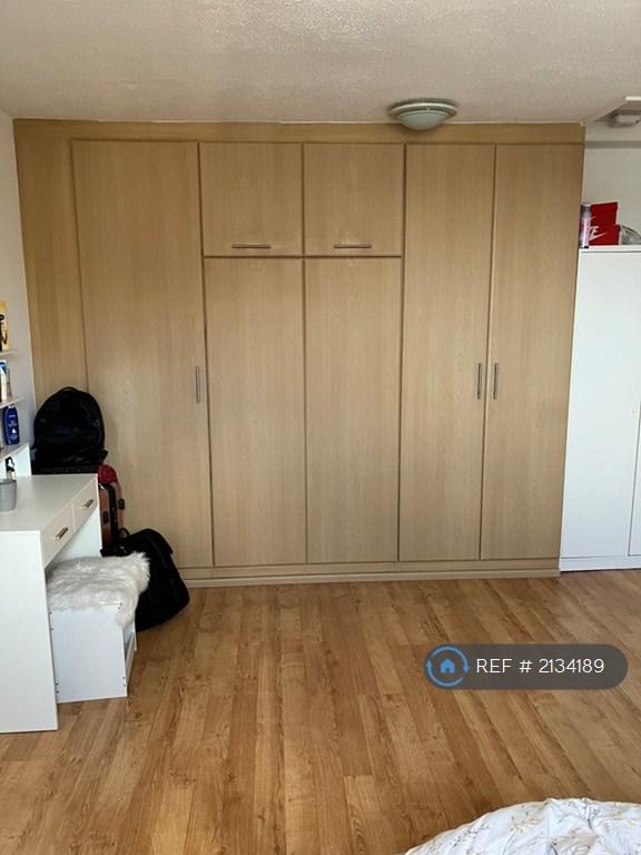 Flat Falcon Close in Dartford