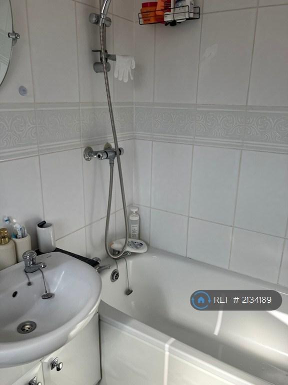 Flat Falcon Close in Dartford