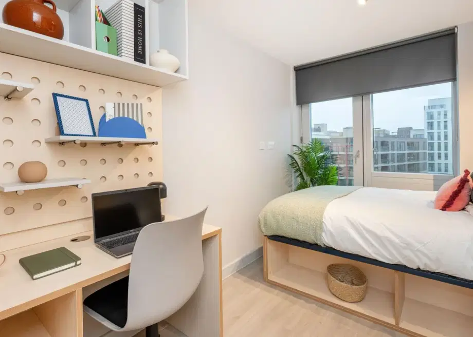 Room Smeed Road in Greater London