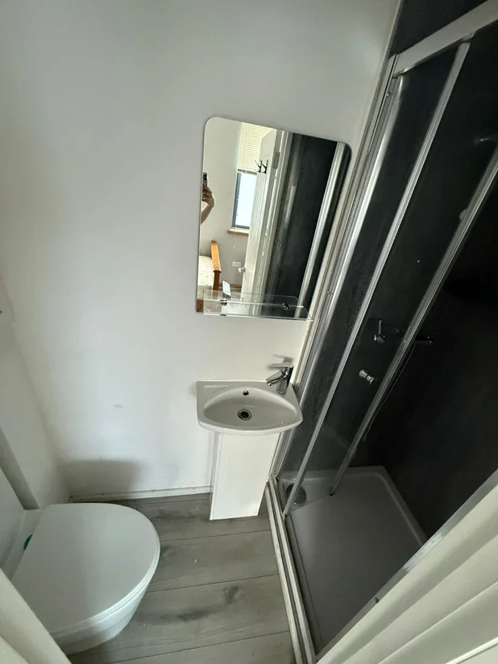 Flat Manchester Road in Greater London