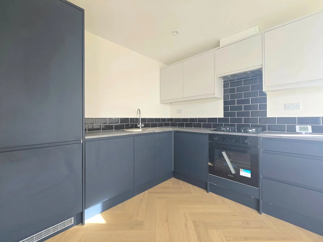 Flat Norbury Avenue in Greater London