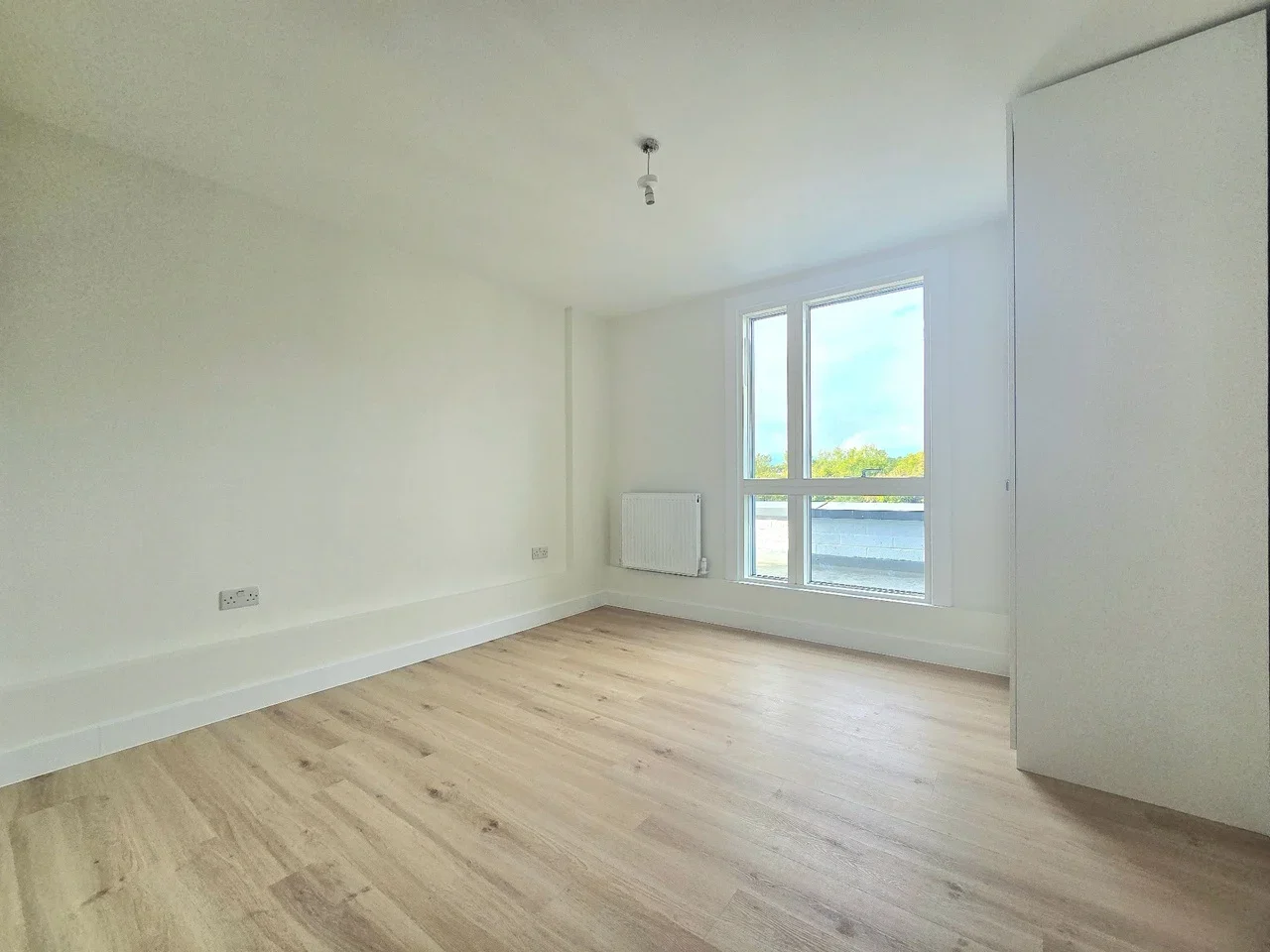 Flat Norbury Avenue in Greater London