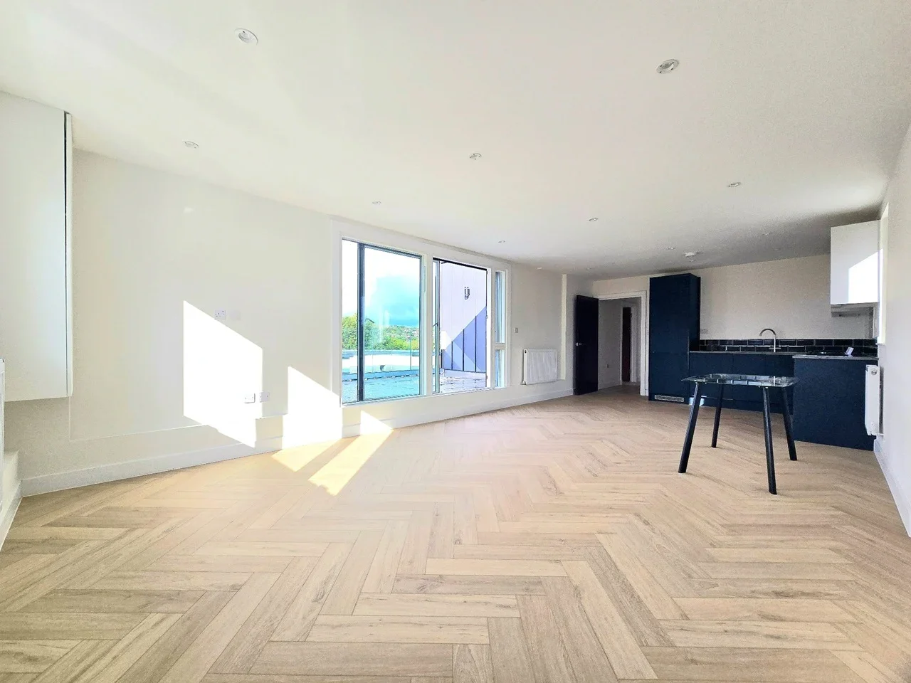 Flat Norbury Avenue in Greater London