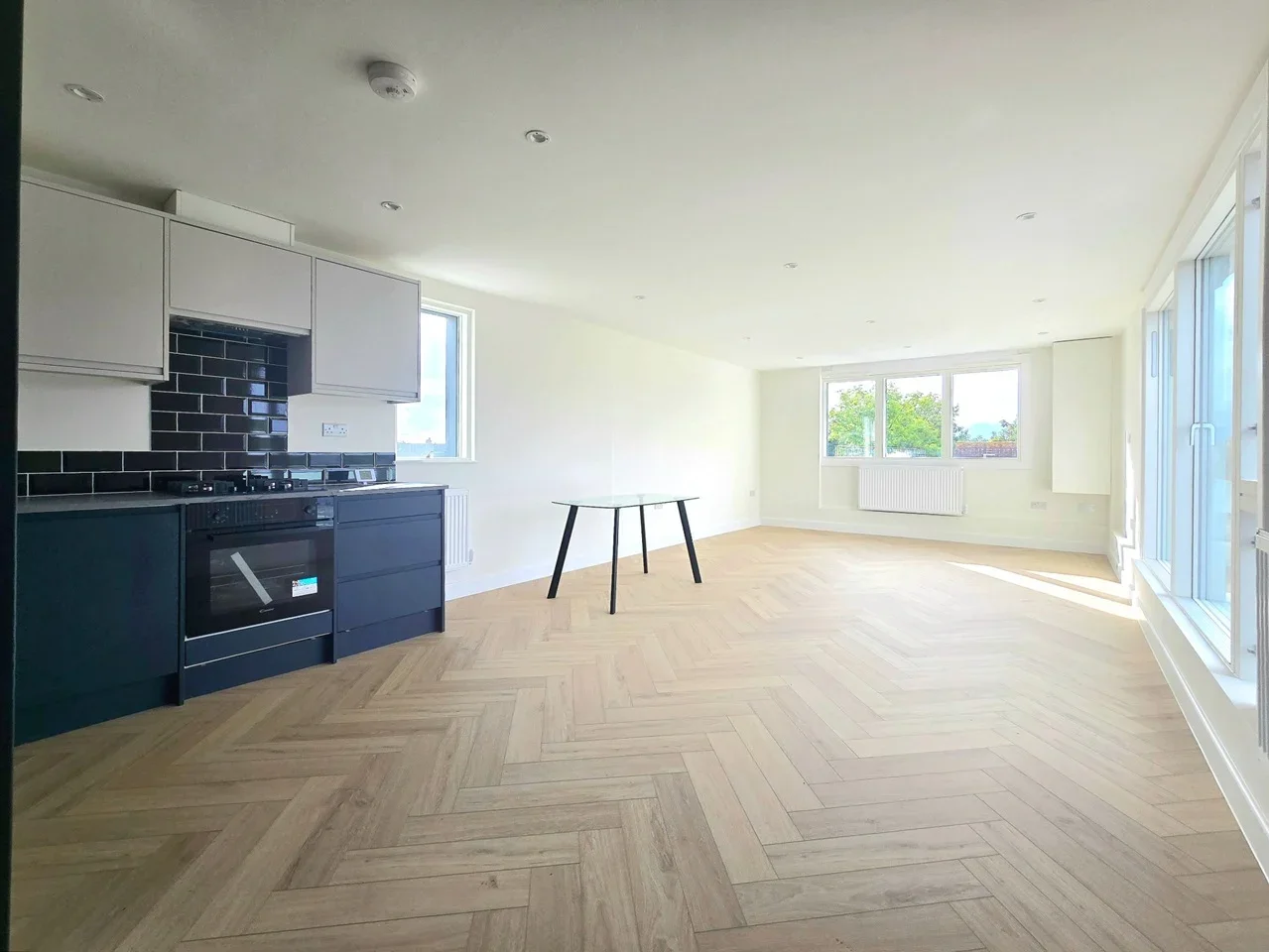 Flat Norbury Avenue in Greater London