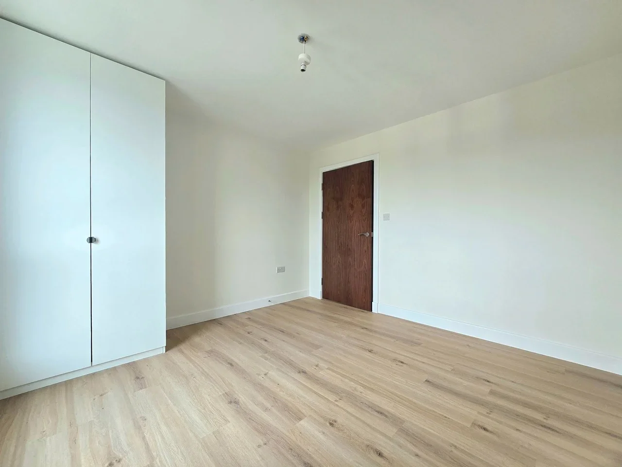 Flat Norbury Avenue in Greater London