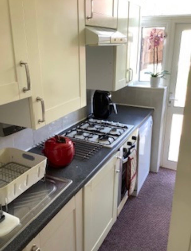 Room Moorside Road in Greater London