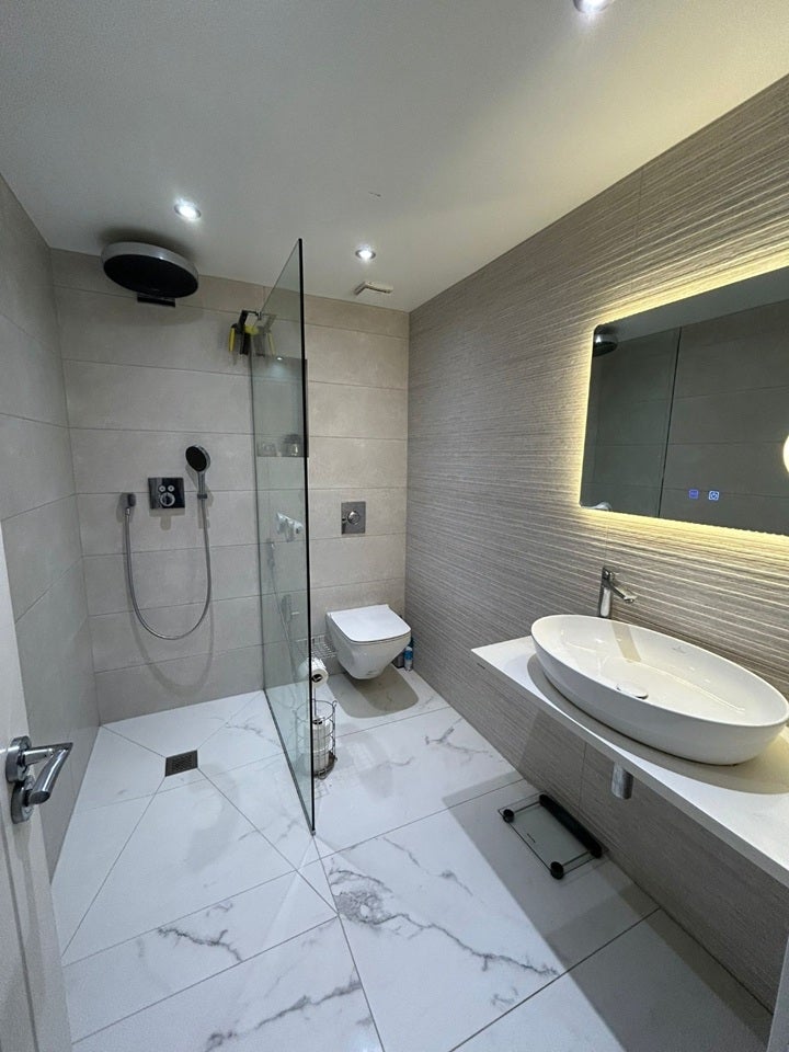 Room Greencroft Avenue in Greater London