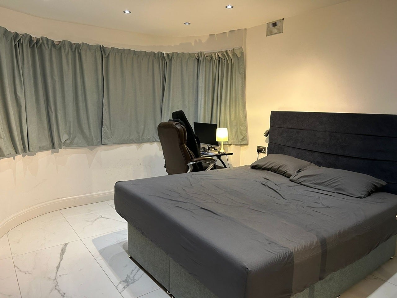 Room Greencroft Avenue in Greater London