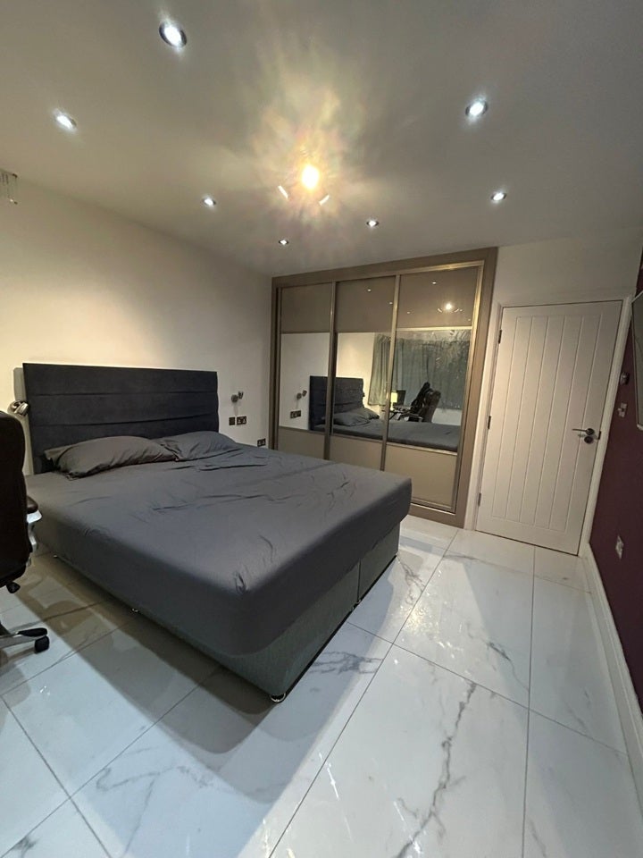 Room Greencroft Avenue in Greater London