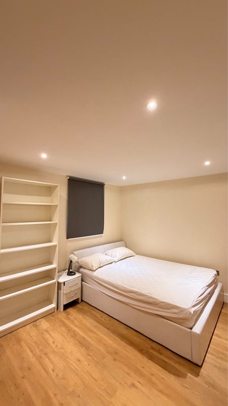 Room Chrisp Street in Greater London