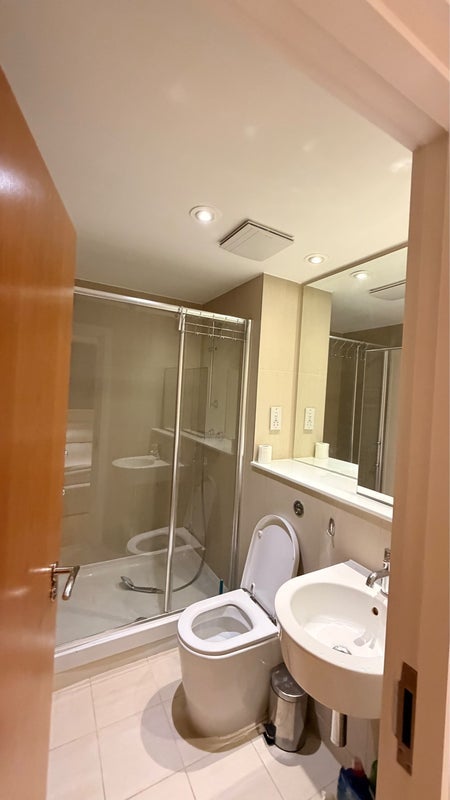 Room Chrisp Street in Greater London