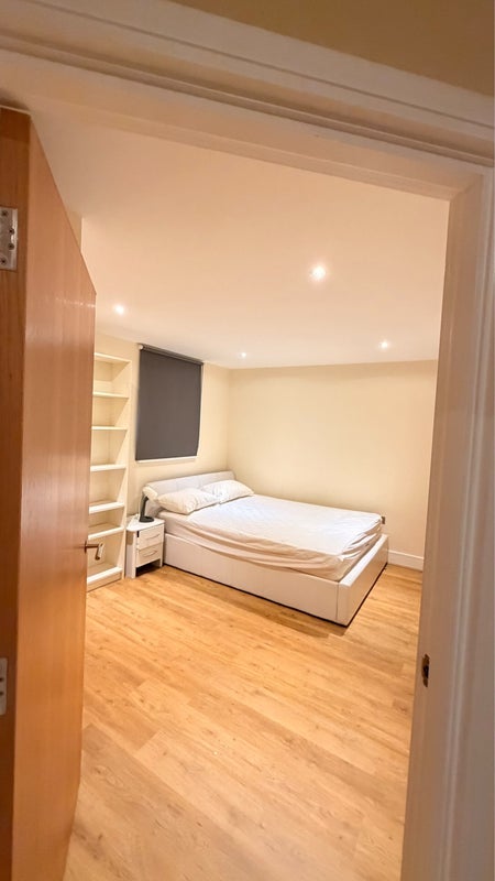Room Chrisp Street in Greater London