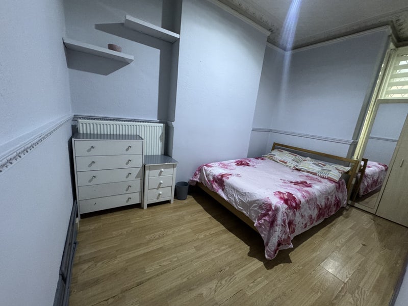 Room Hoe Street in Greater London