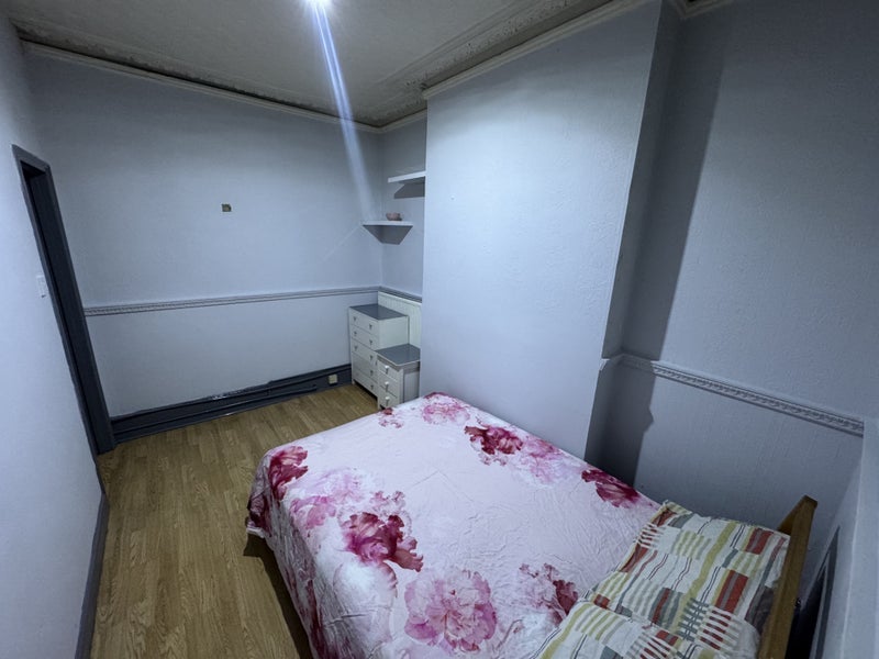 Room Hoe Street in Greater London