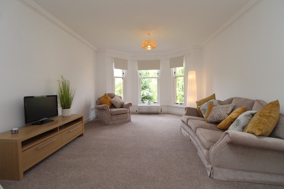 Flat Hughenden Gardens in Glasgow
