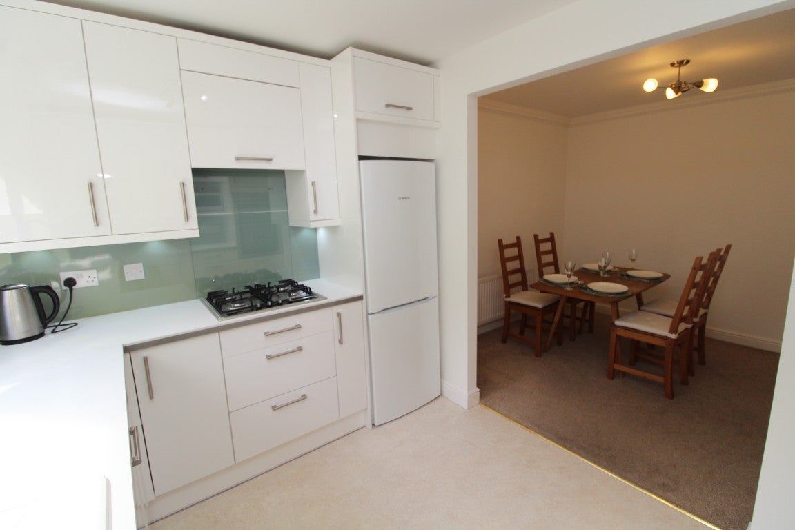 Flat Hughenden Gardens in Glasgow