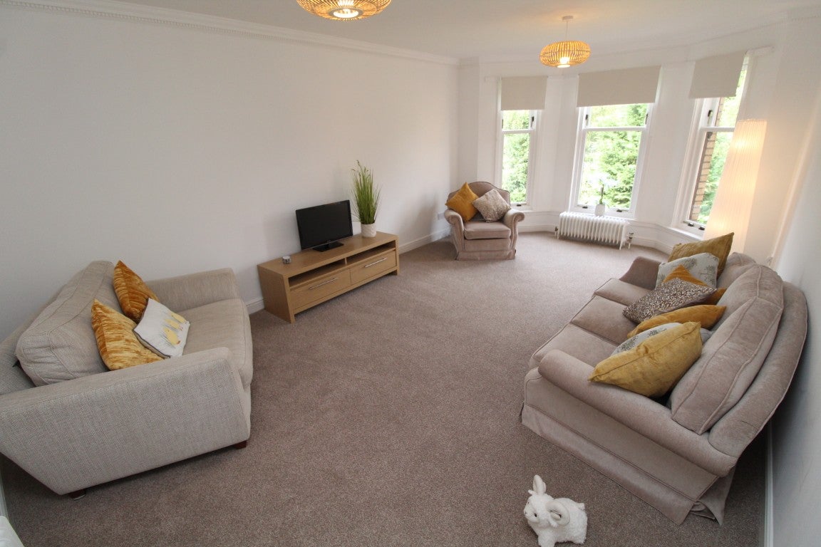 Flat Hughenden Gardens in Glasgow