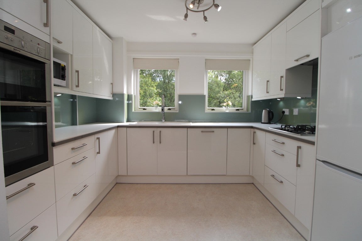 Flat Hughenden Gardens in Glasgow