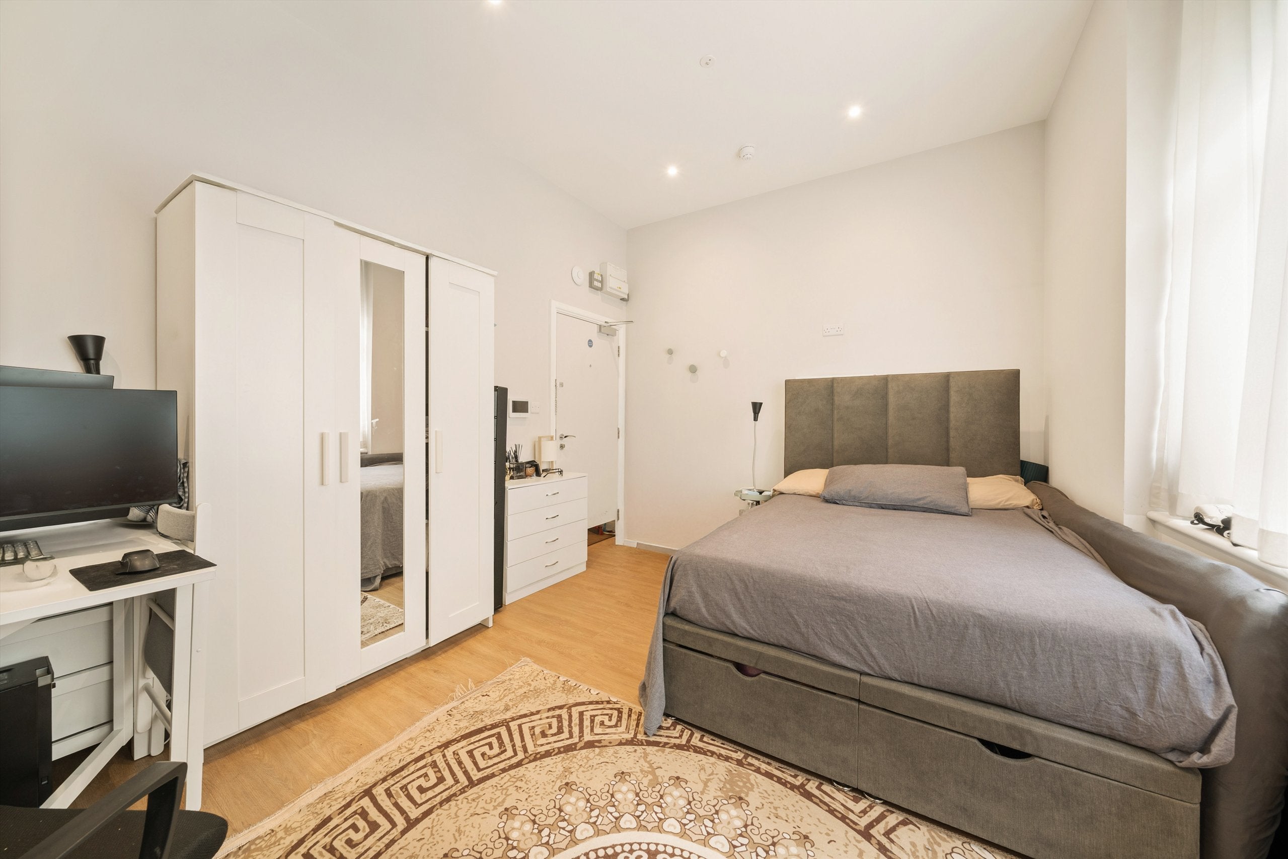 Flat Glendower Place in Greater London