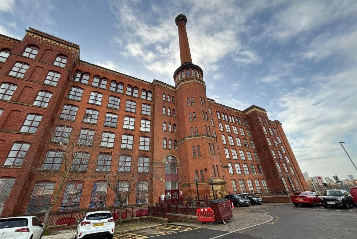 Flat Lower Vickers Street in Manchester