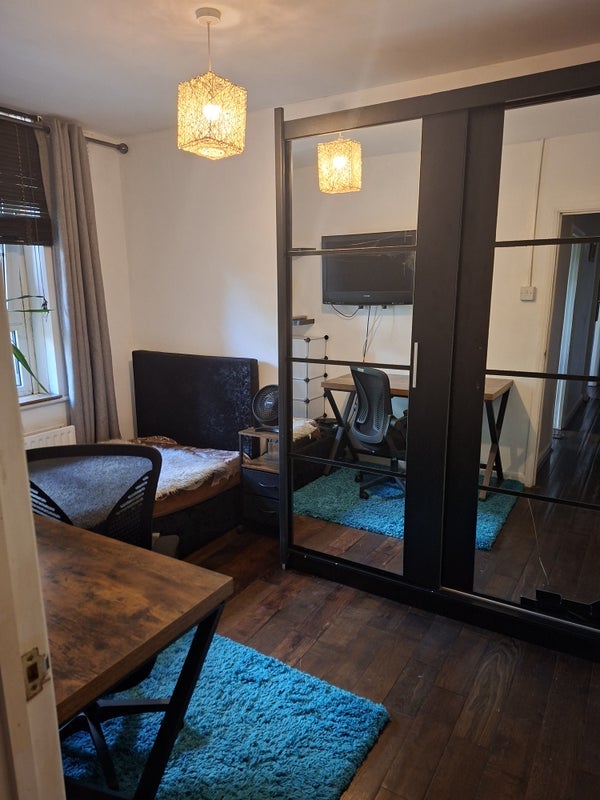 Room Twine Court in Greater London