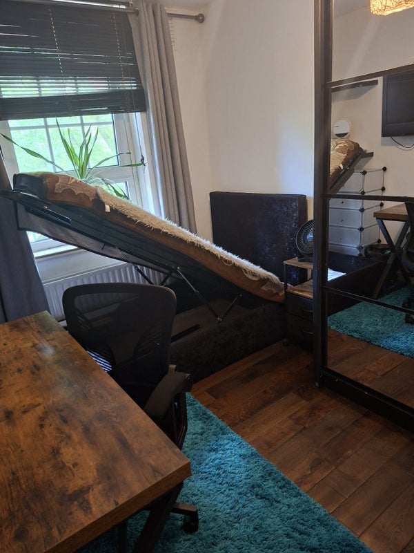 Room Twine Court in Greater London