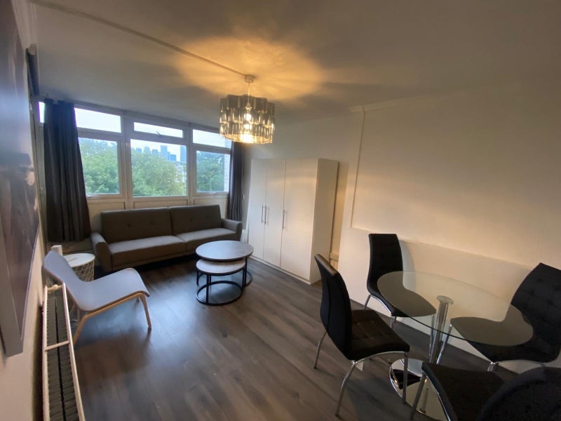 Room Crowder Street in Greater London