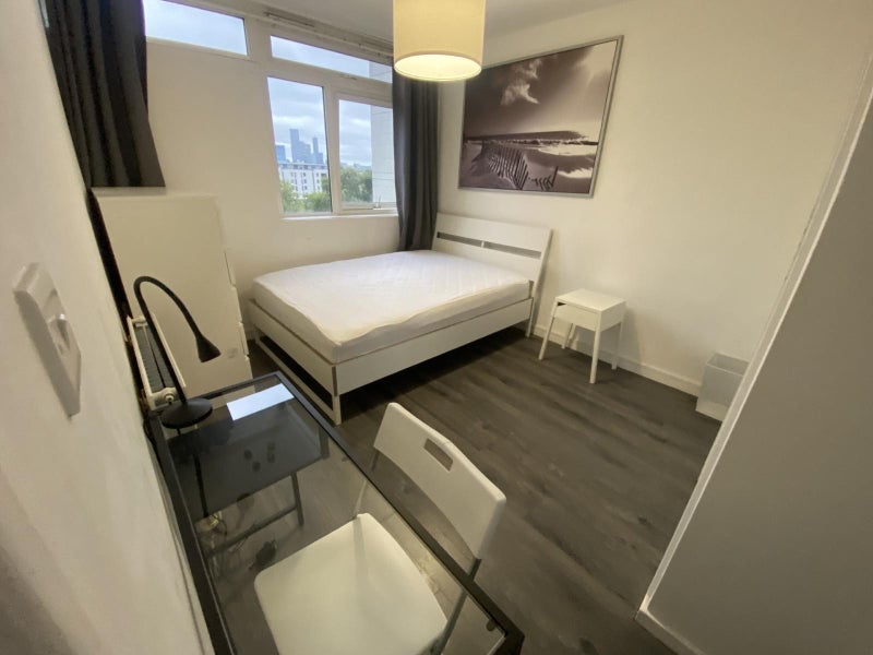 Room Crowder Street in Greater London