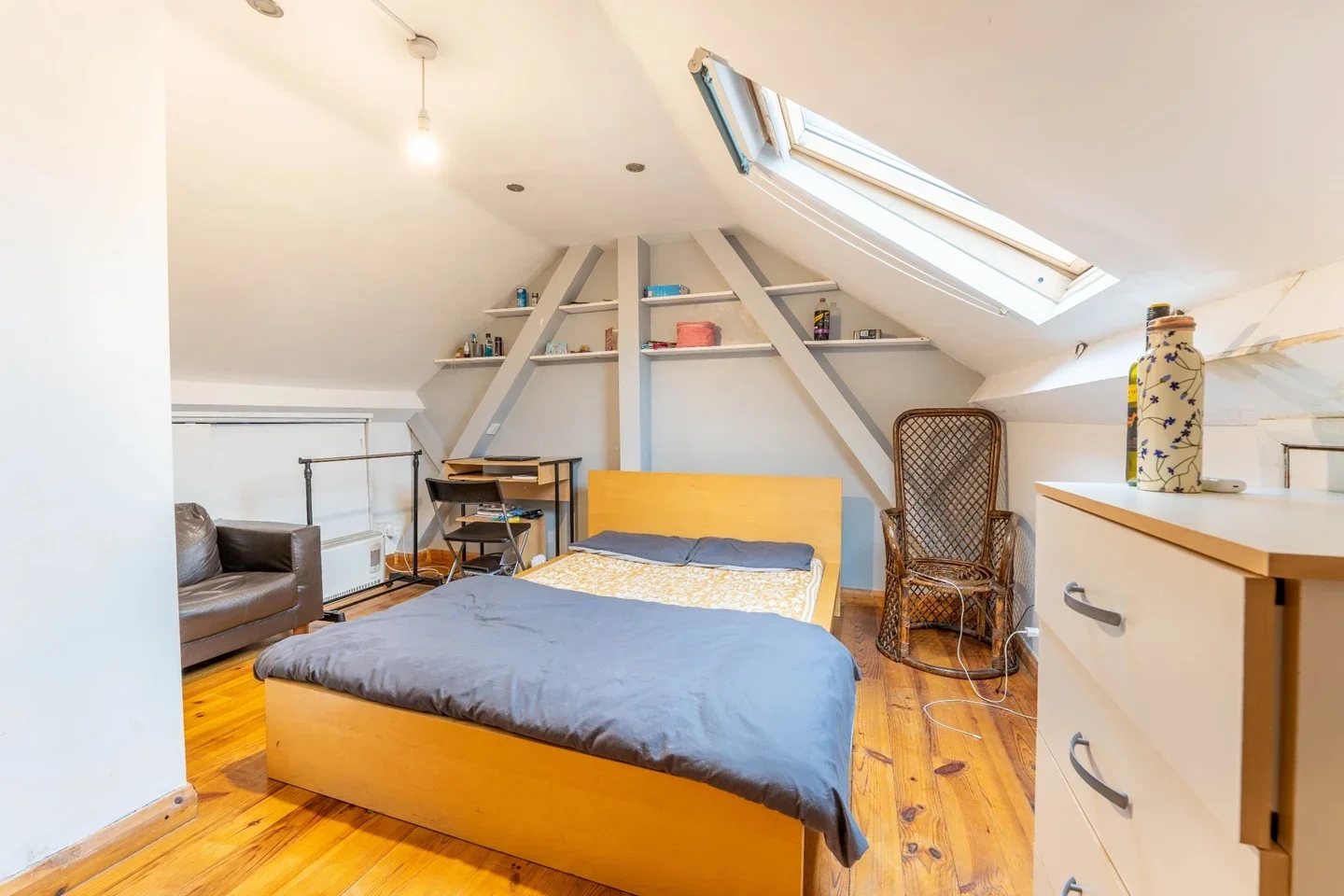 Room Dee Street in Greater London