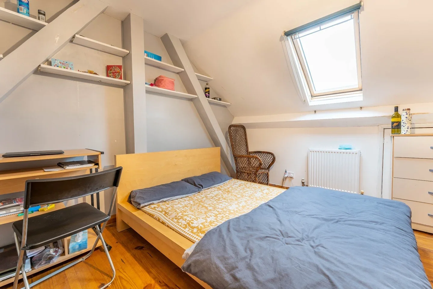 Room Dee Street in Greater London