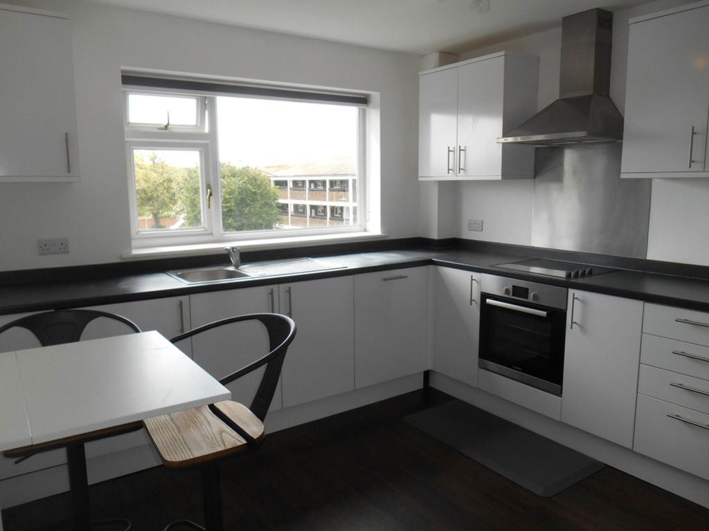 Flat Swan Close in Three Rivers