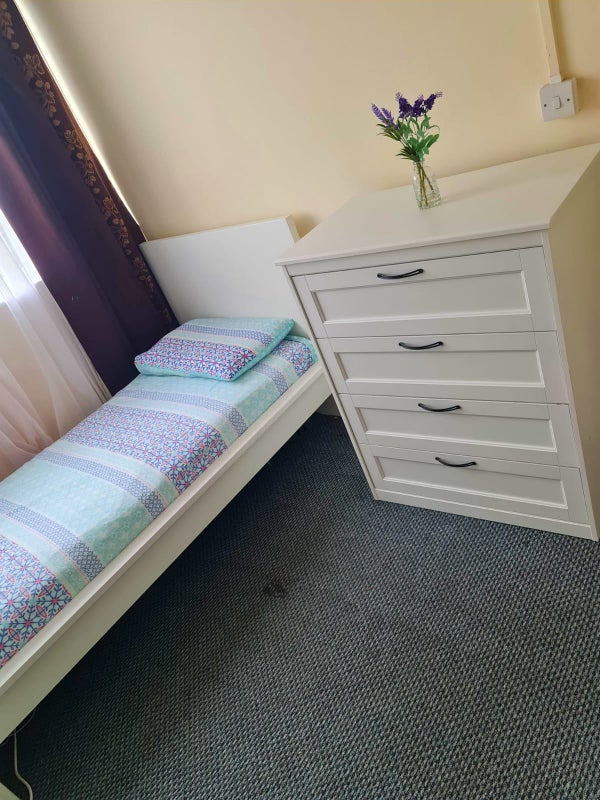 Room Grant Road in Greater London