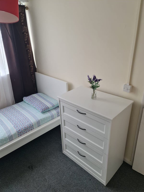 Room Grant Road in Greater London