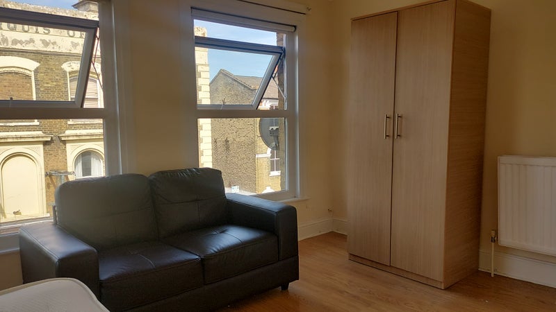 Flat Dalyell Road in Greater London