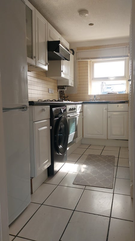 Flat Dalyell Road in Greater London