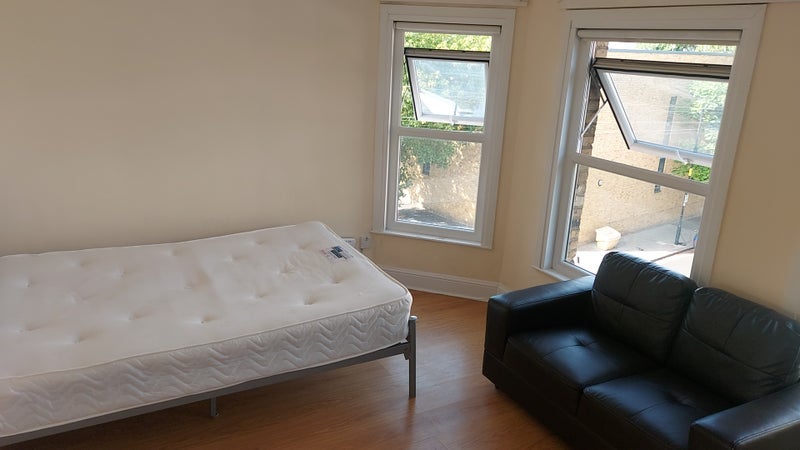 Flat Dalyell Road in Greater London