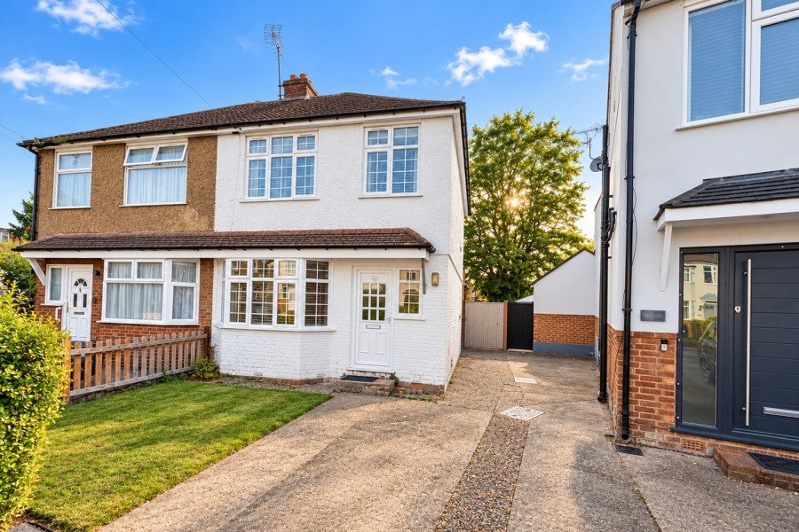 House Fairfax Close in Elmbridge