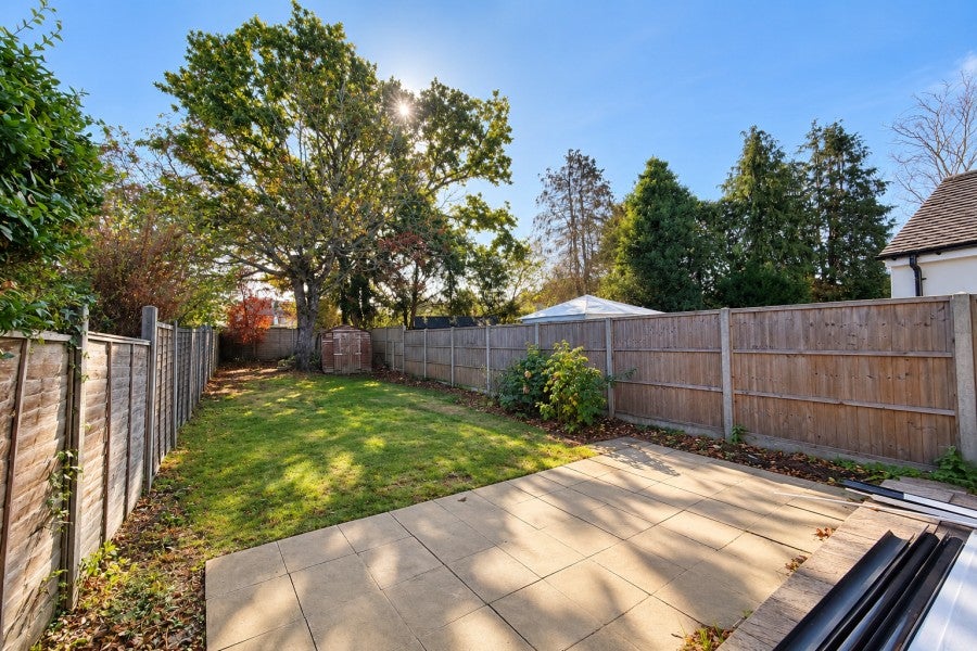 House Fairfax Close in Elmbridge