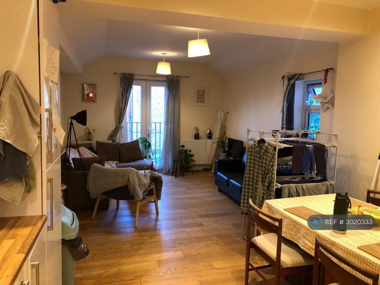 Flat Mitcham Lane in Greater London