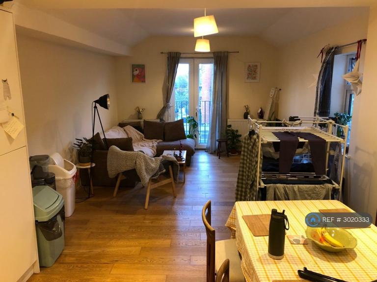 Flat Mitcham Lane in Greater London