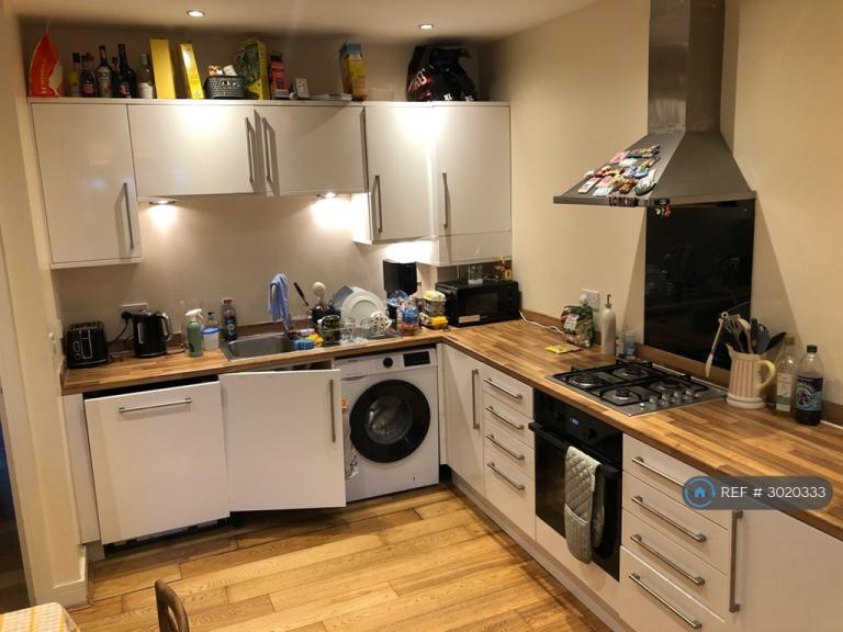 Flat Mitcham Lane in Greater London